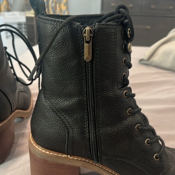 Crown Vintage lace up boots - Picture 6 of 9